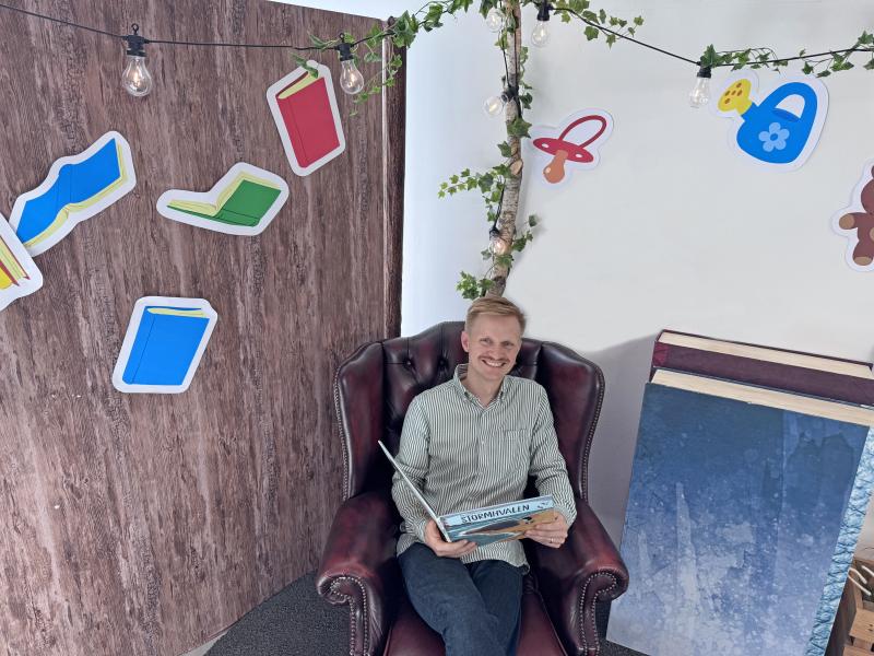 Mathias i hyggeligt læsehjørne på Hjørring Bibliotek