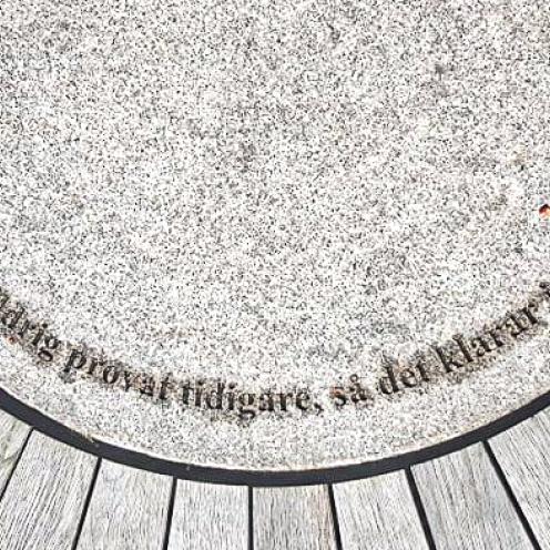 Granitbænk i Helsingborg med Pippi-citatet (foto: Alex Bergdahl, Helsingborg Bibliotek)